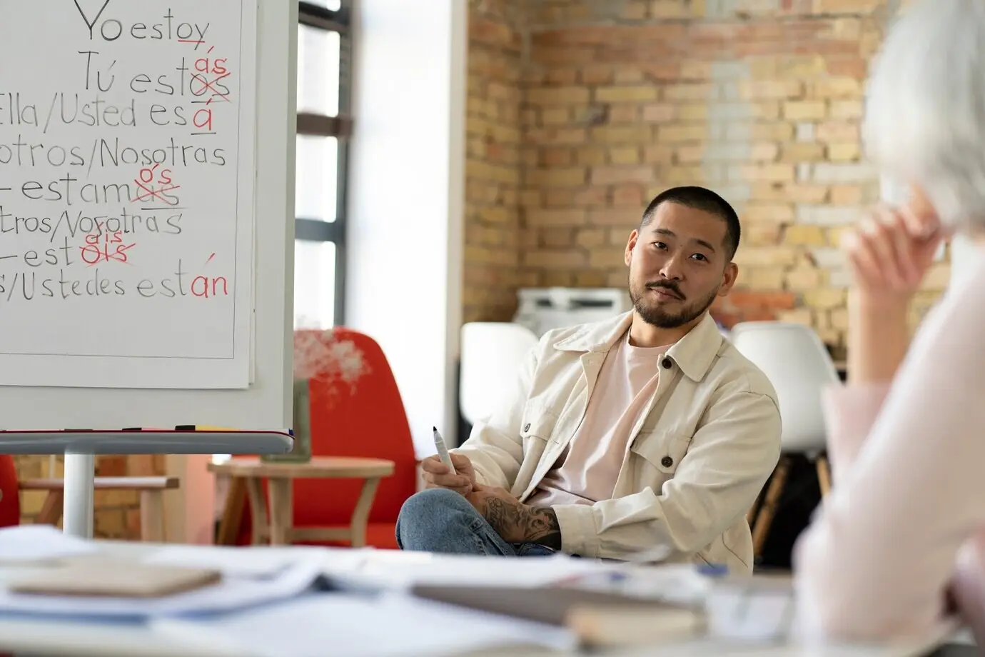 Seitenansicht einer Frau, die mit einem Mann spricht.